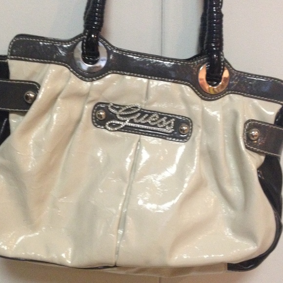 Medium size guess purse