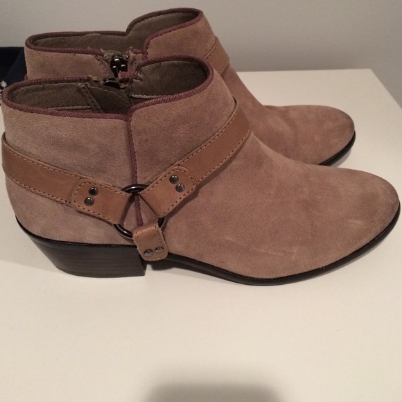 Cute tan/grey booties.