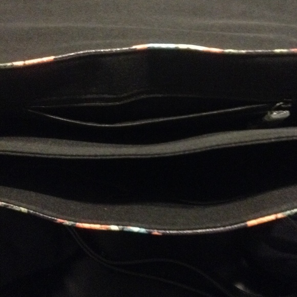 Last Chance!! 💖HP! BCBGeneration Floral Crossbody - Picture 4 of 4