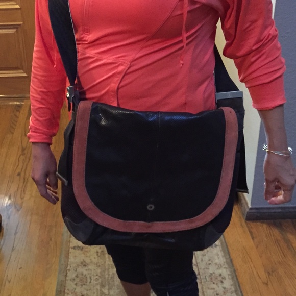 Cole Hann .. Messanger bag ..