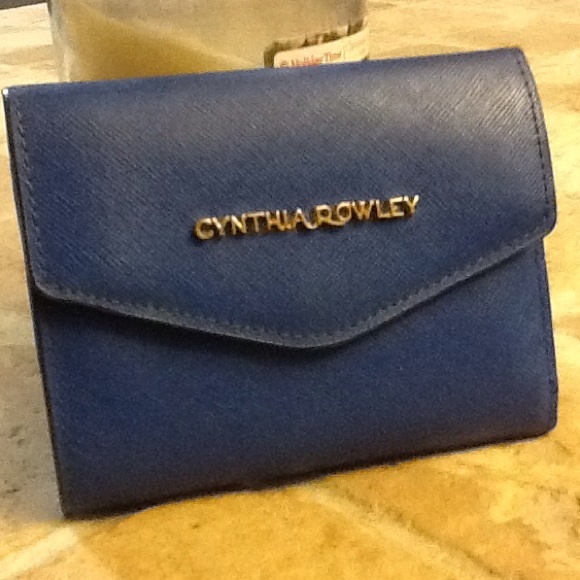 Cynthia Rowley Saffiano Lthr Compact. Wallet
