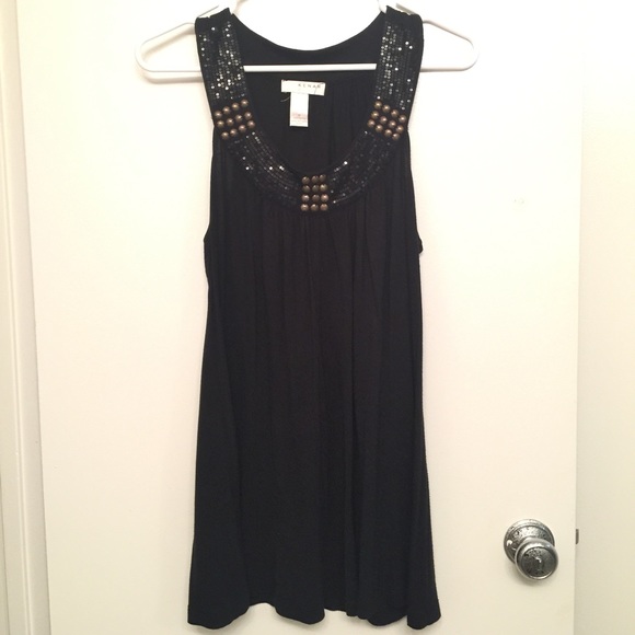 Beautiful black detailed neckline tunic!