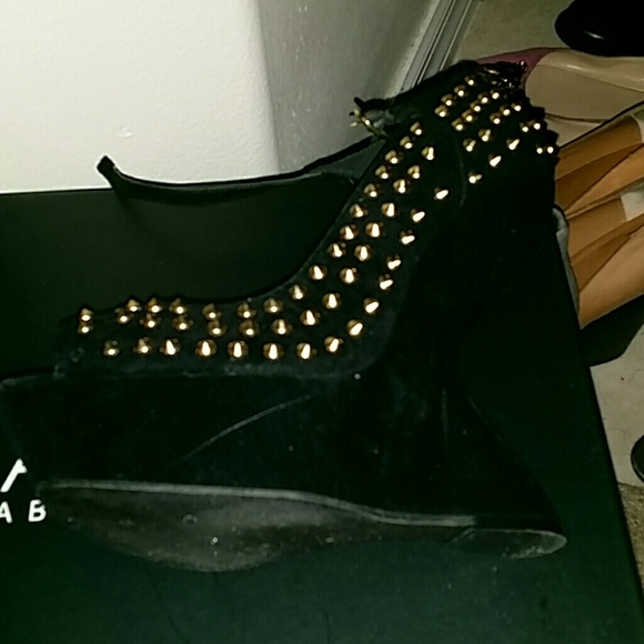 Steve Madden wedge, pump w/ studs - Picture 2 of 4