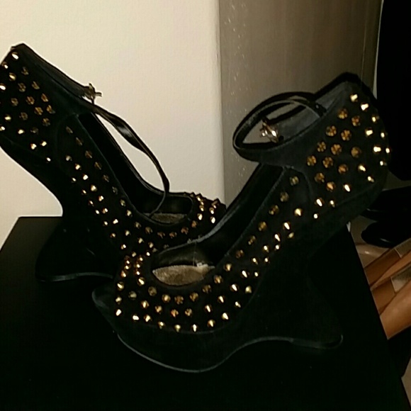 Steve Madden wedge, pump w/ studs - Picture 3 of 4