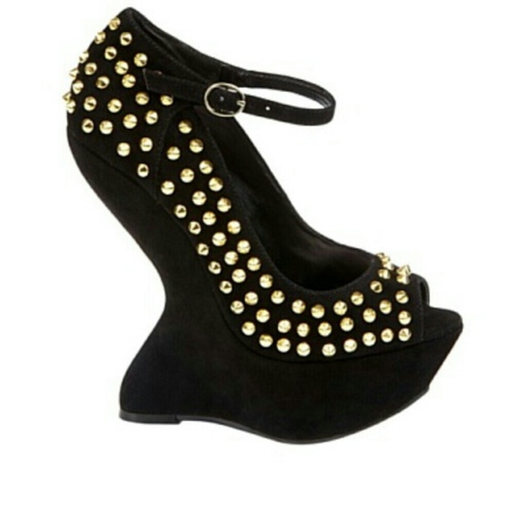 Steve Madden wedge, pump w/ studs - Picture 4 of 4