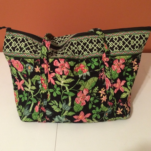 Vera Bradley travel bag with front pocket