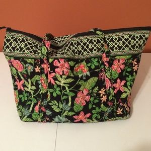 Vera Bradley travel bag with front pocket