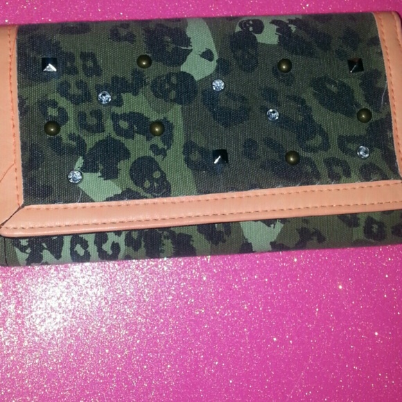 CLAIRE'S WALLET