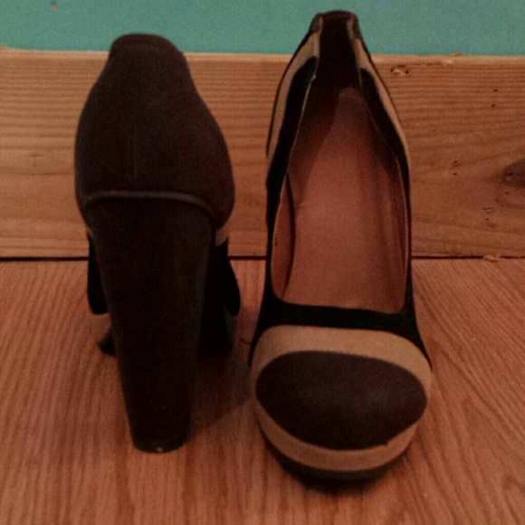 Brown Tan and Black Pumps - Picture 2 of 4