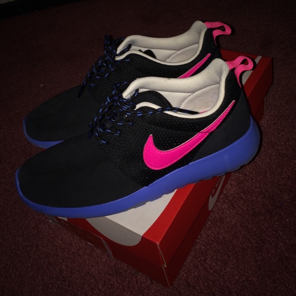 Nike Shoes - Nike Roshe Run