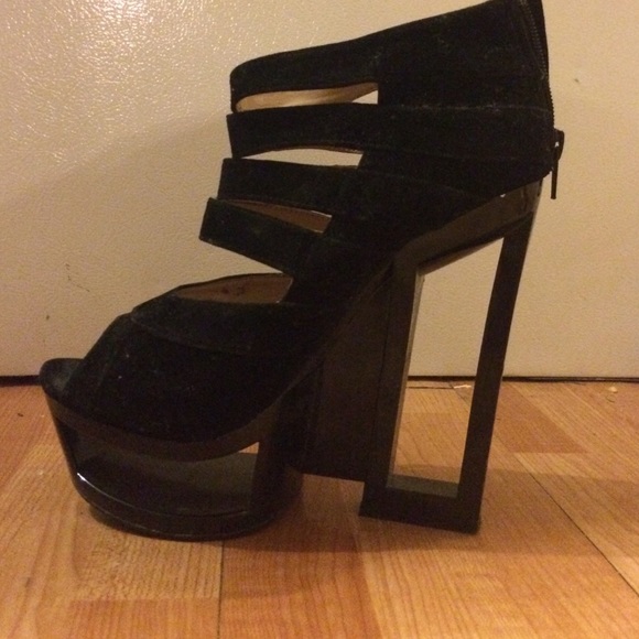 Heels - Picture 3 of 4