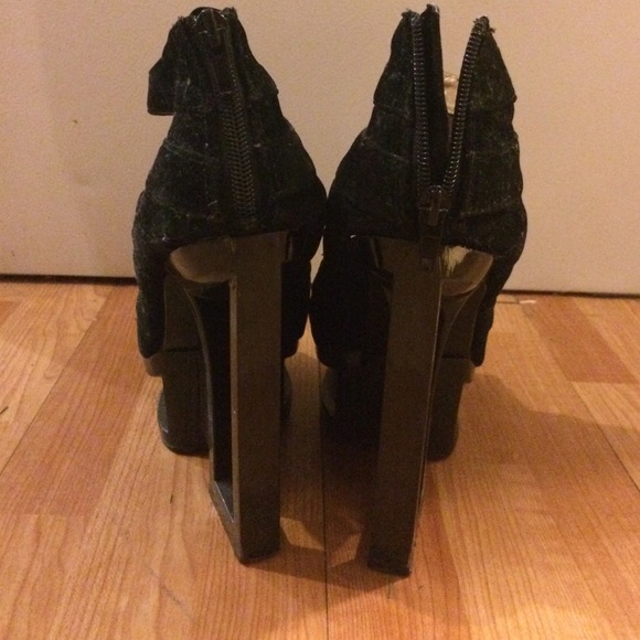 Heels - Picture 4 of 4