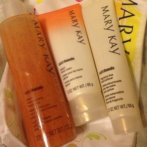 Brand New Peach MK Satin Hands Set