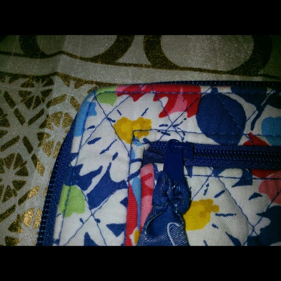 SOLD Vera Bradley Zip around wallet Summer Cottage - Picture 3 of 4
