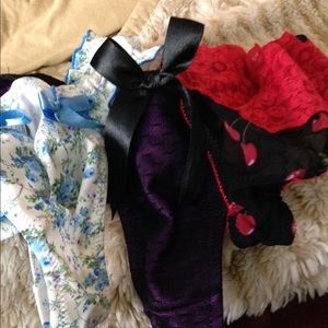 💥SOLD 💥 NWOT thongs size medium.