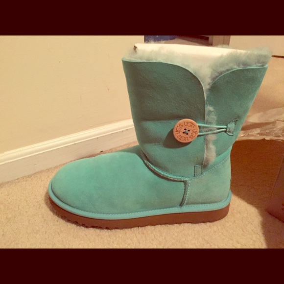 Tiffany blue Bailey uggs in size 8