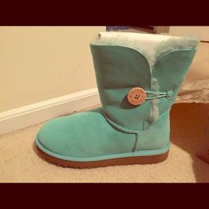 Tiffany blue Bailey uggs in size 8
