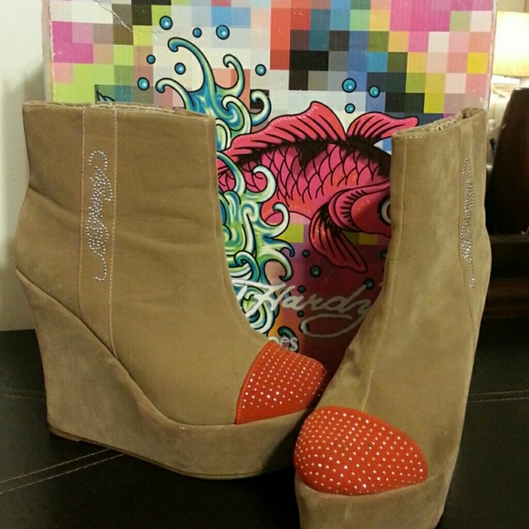 Ed Hardy Tan and Orange Vooties size 8