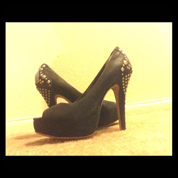 Vince Camuto peep toe pumps.They are beautiful! 😍