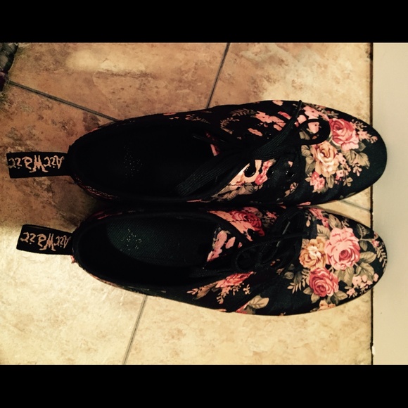 Dr Martens Soho Canvas Lo Floral Sneaker Sz 10