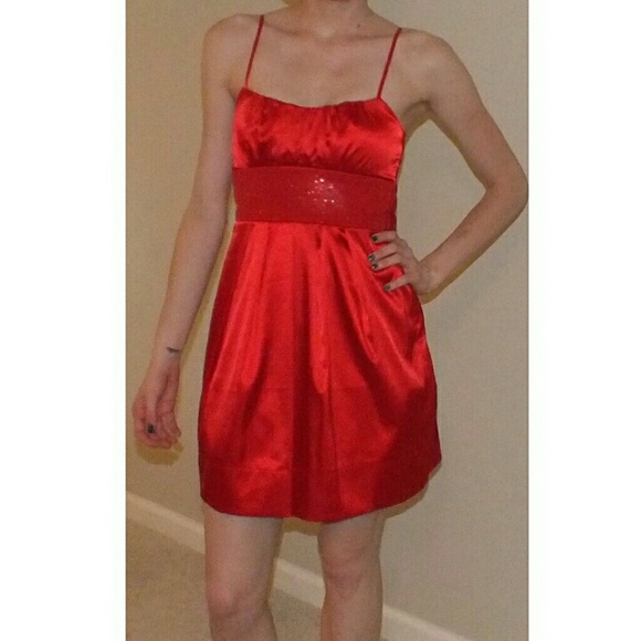 Red dress - Picture 2 of 4
