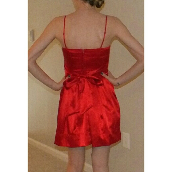 Red dress - Picture 3 of 4