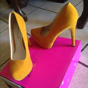 Shoedazzle mustard heels
