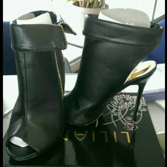 Shoes - Boutique style Booties