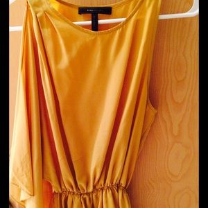BCBG one sleeved shoulder golden top. Adorable!!😍