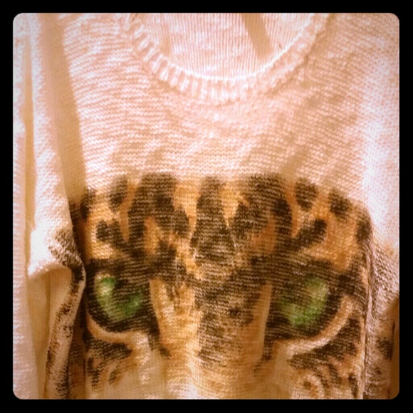 Trendy Light-knit off-white sweater w/design