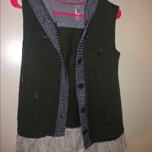 Button up vest with hood