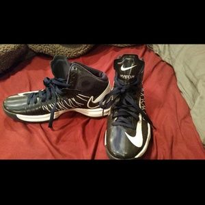Basketball shoes