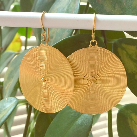 Gold round earring with sterling silver