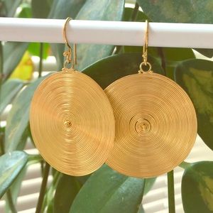 Gold round earring with sterling silver