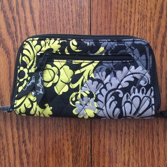 Vera Bradley zip around wallet in "baroque"