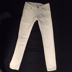 Cute white jeans!
