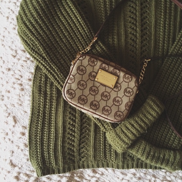 Michael Kors Handbags - 100% authentic Michael Kors cross body purse