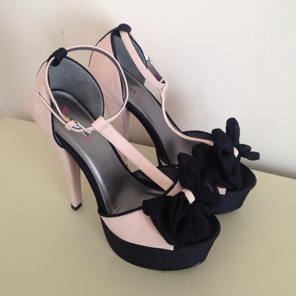 **flash sale**. Pale pink Bow heels