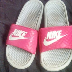 HOLDING Nike Slides