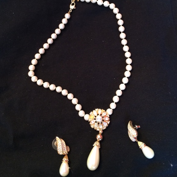 Necklace and earrings set