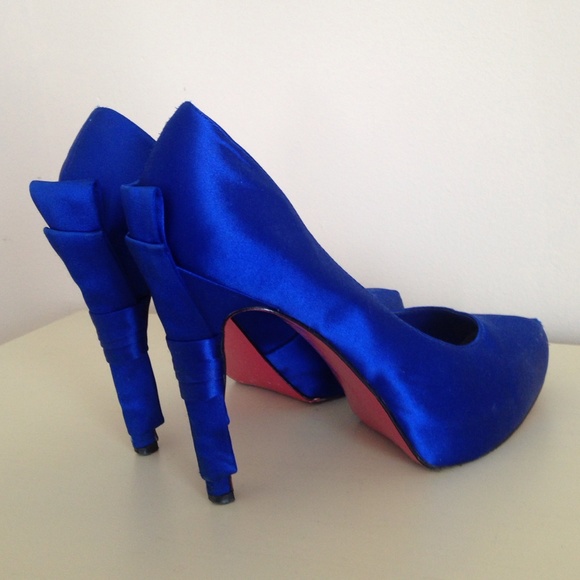 Paris Hilton satin pumps