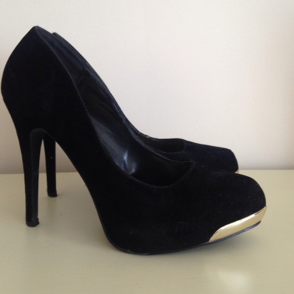 **flash sale**. Black pumps with metal detail