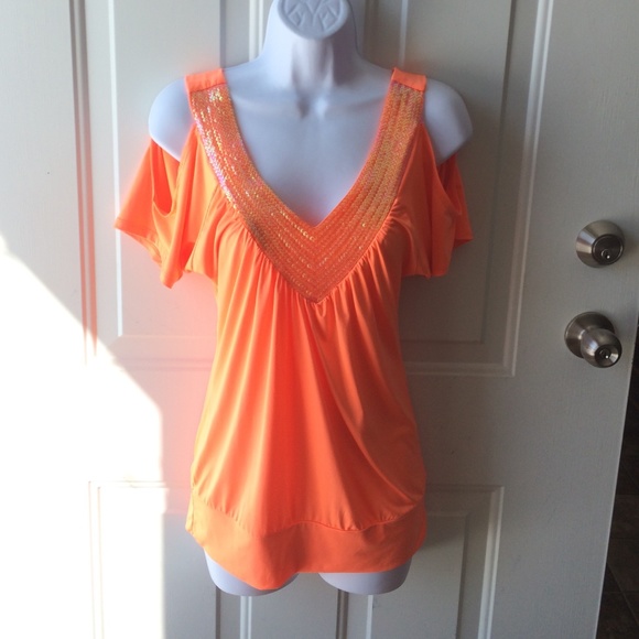 Neon orange. Sequence. V-line neck & back.