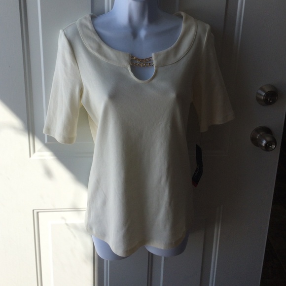 Off white dress top. Half sleeve. Gold chain.