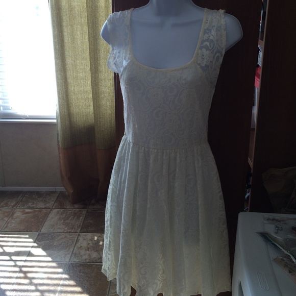 Off white. Lace dress. Body central.