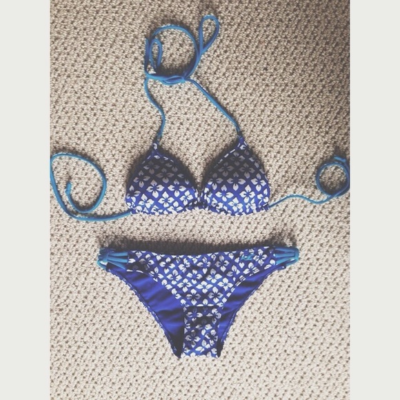 hollister // blue + white floral bikini.
