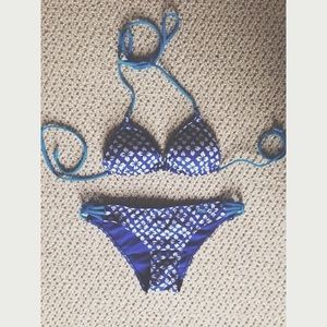 hollister // blue + white floral bikini.