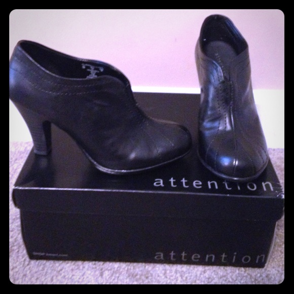 NWT Attention black ankle boots - size 5 💖