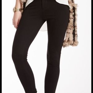 Hold for @cynwlsn Skinny Leggings & denim shorts