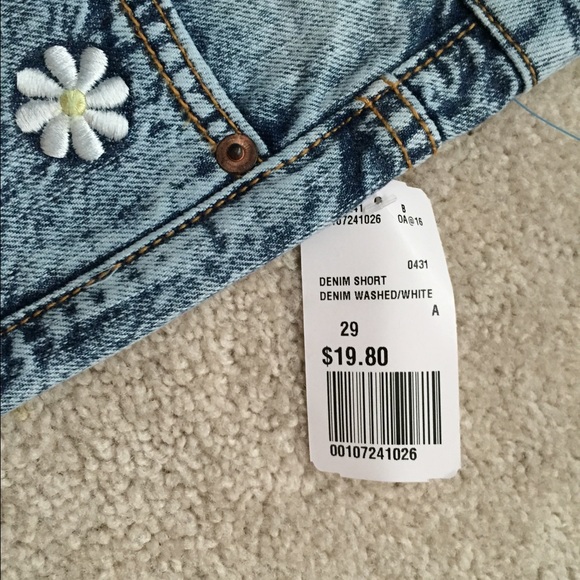 Daisy Shorts - Picture 2 of 4